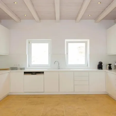 Nyaraló Luxury Near Beach Of Psarou Pszarú
